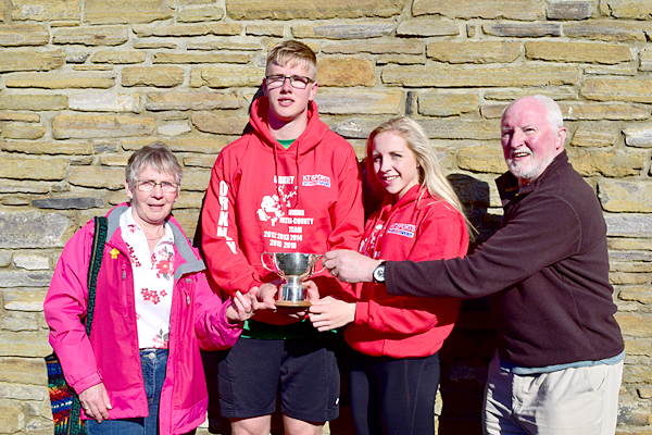 Lesley and Ralph Fotheringhame presented the Stuart Cup to Orkney captains Sam Croy and Taylah Spence.