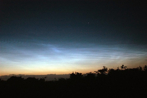 A sustained display of noctilucent clouds