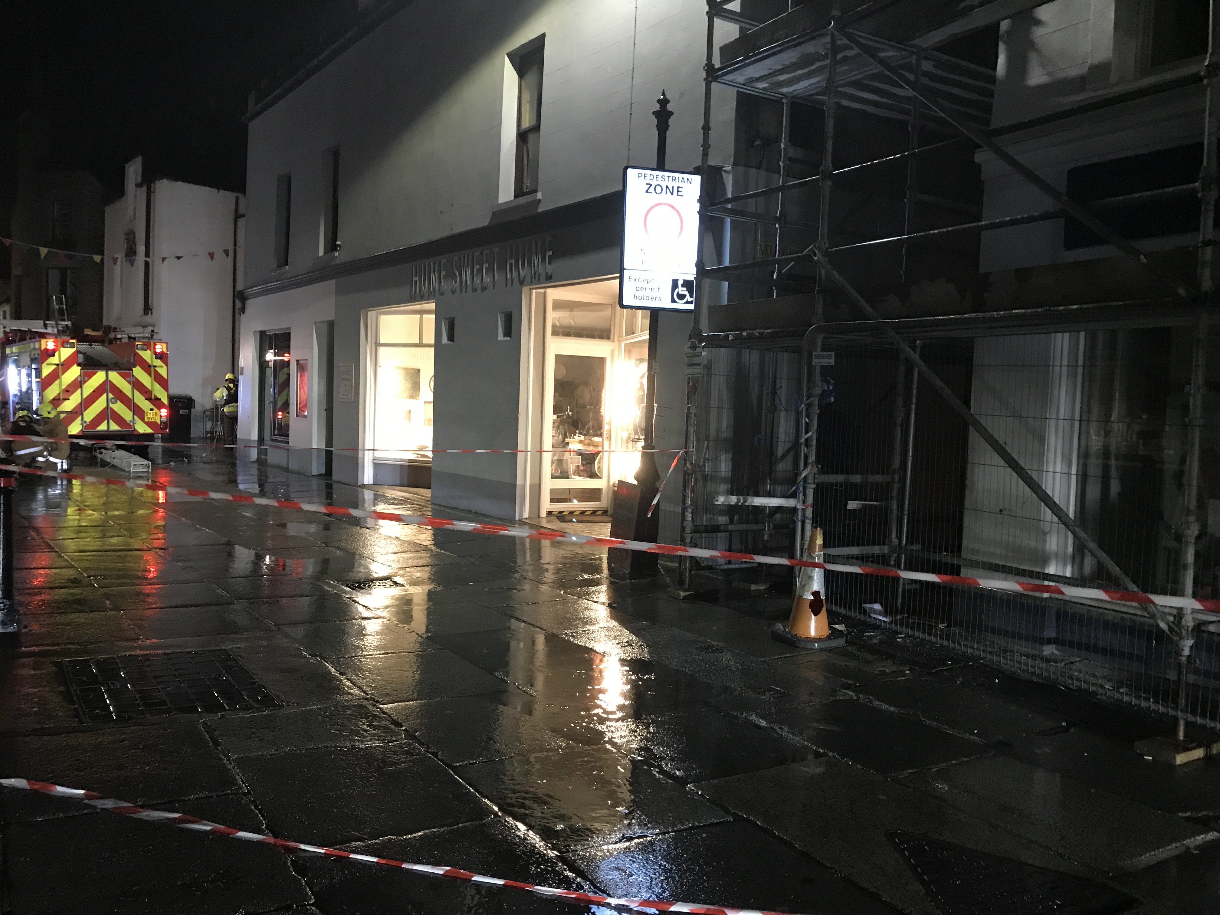 Albert Street shut to traffic by emergency services