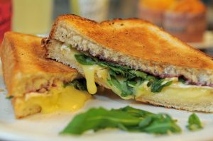 UK pubs, restaurants and cafes to shut, says PM